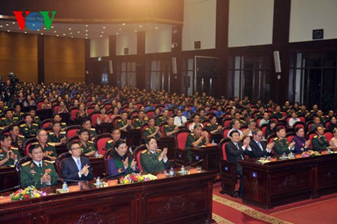 ให้ความสนใจผู้ที่บำเพ็ญประโยชน์ต่อชาติบ้านเมือง